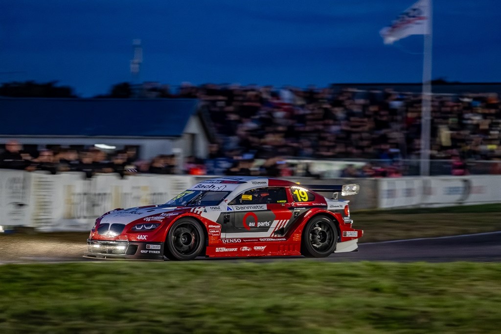Nightrace på Padborg Park blev en publikumsfest – Martin Andersen i front af mesterskabet. 
(Foto: Outzen Motorsport)